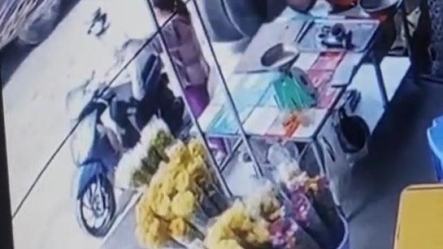 Vĩnh Long - Bánh xe văng trúng người phụ nữ (2)