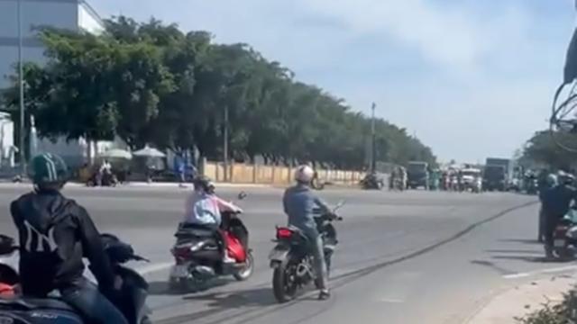 Thủ Đức - Đèn giao thông mất tín hiệu gây kẹt xe hơn 20 phút