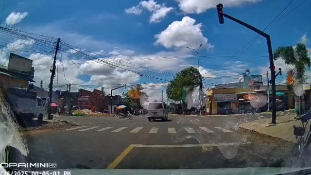 Lâm Đồng - Xe cứu thương vượt đèn đỏ