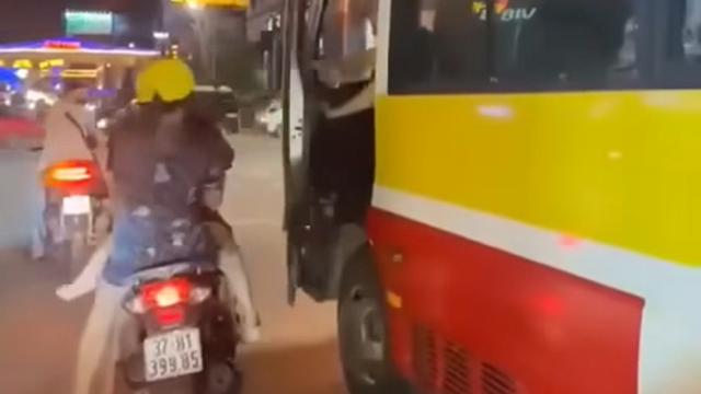 Nghệ An - Tài xế xe buýt mở cửa đẩy xe chở trẻ con