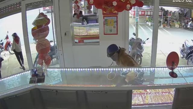 Cướp tiệm vàng ở Lâm Đồng Khoảng 24 cây vàng Tây bị lấy đi