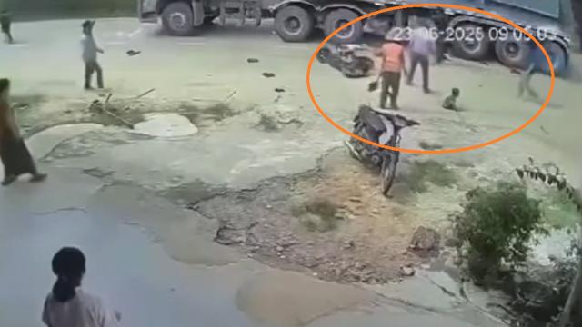 Xe đạp điện va chạm ôtô đầu kéo, hai trẻ 15 tuổi và 3 tuổi tử vong tại chỗ