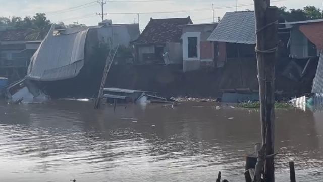 Sạt lở bờ sông ở An Giang