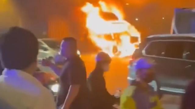 Cháy xe container tại Hà Nội