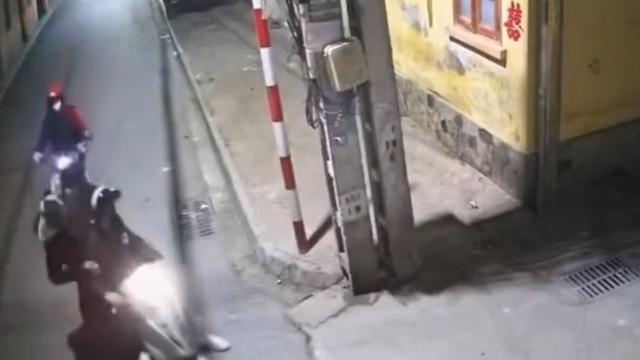 Hà Nội - Cô gái bị 3 người chặn xe, cướp tài sản