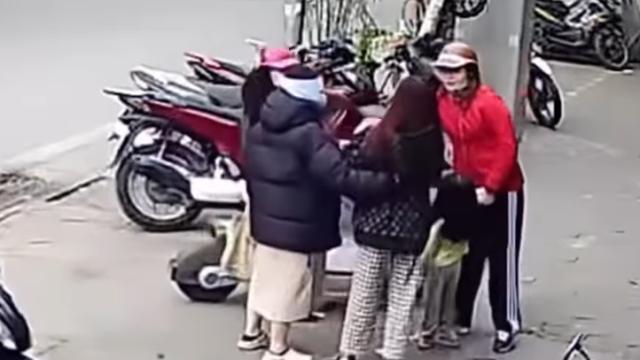 Cảnh tìm thấy bé gái 4 tuổi bị người lạ đưa đi