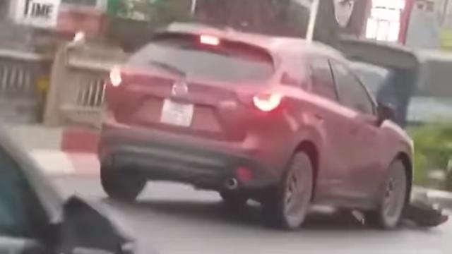 Tài xế Mazda kéo lê xe máy trên đường sau khi tông trúng trẻ nhỏ