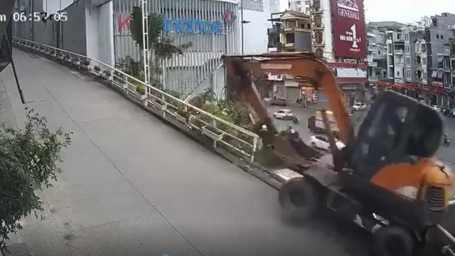 Máy xúc trượt dốc rơi thẳng xuống bờ kè ở Hạ Long, tài xế tử vong tại chỗ