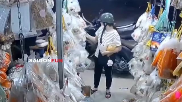 Xe ô tô điện lao vào nhà dân