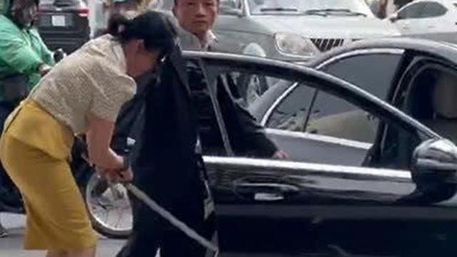 Chủ tịch tập đoàn 'rút kiếm dọa chém nhân viên môi trường'
