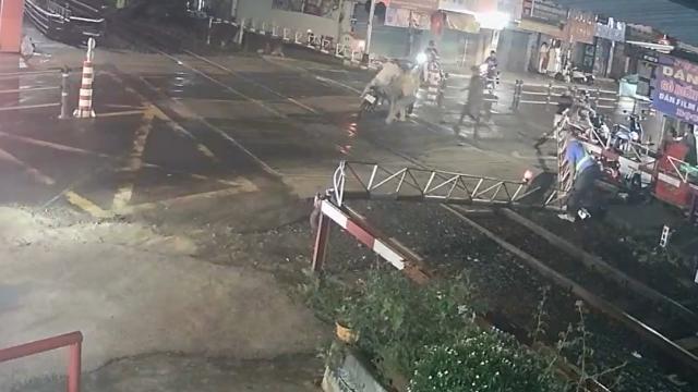 Hai nữ nhân viên đường sắt cứu người