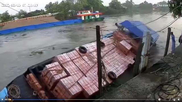 Lật ghe chở gạch ở Hậu Giang
