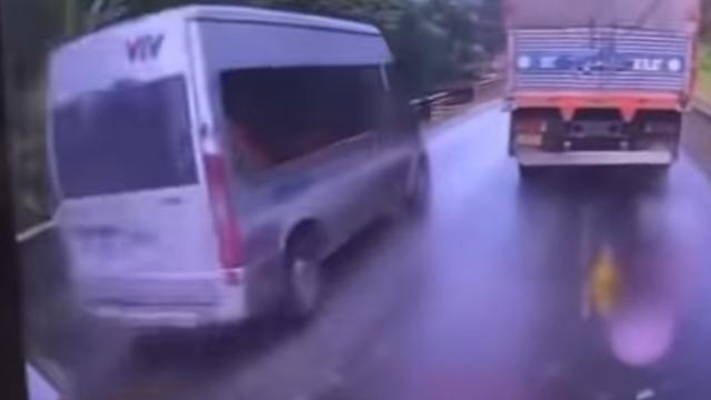 Xe VTV vượt ẩu gây tai nạn