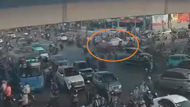 Xe Mercedes tông 10 xe máy ở Thủ Đức