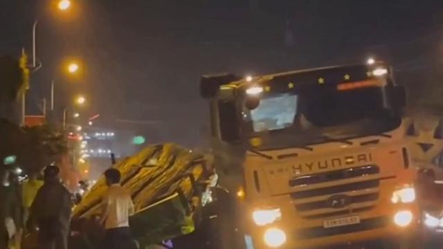 Tây Ninh - Thép rơi đè bẹp xe máy trên đường