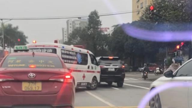 Ô tô không chịu vượt đèn đỏ để nhường đường cho xe cứu thương