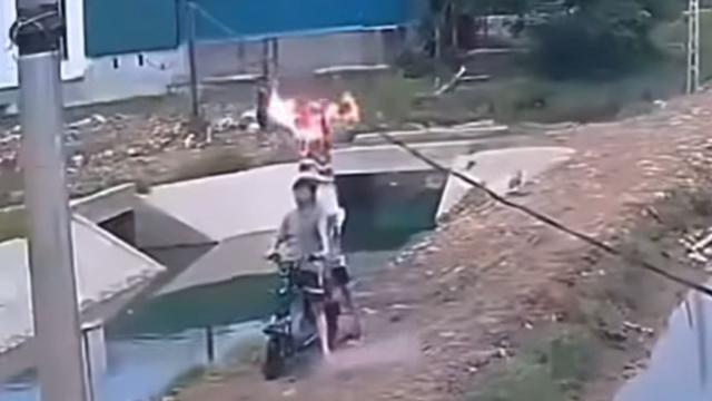 Nghệ An - Lấy diều bị điện giật
