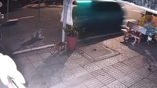 TP.HCM Taxi công nghệ tông thủng tường nhà dân