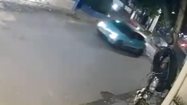 Bé gái bị taxi tông