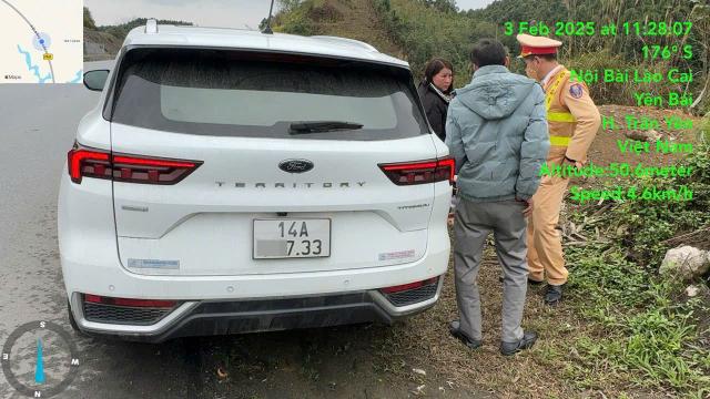 Dừng xe ăn cơm trên cao tốc, tài xế bị phạt 13 triệu đồng