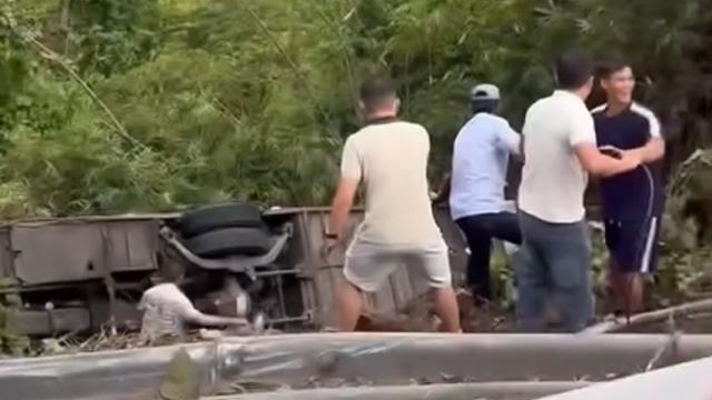 Xe khách lao xuống vực đèo Bảo Lộc